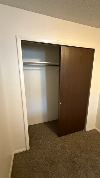 Building Photo - 812 E Cedar Ct