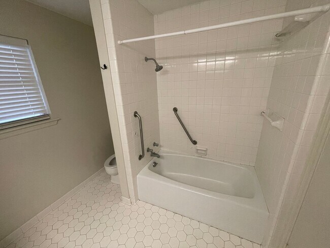 Building Photo - 607 Claymore Dr