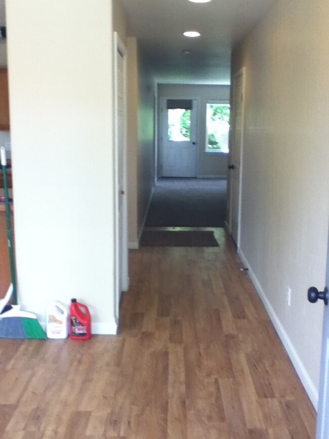 Building Photo - 4 Bedroom 2 Bathroom House - Close to MSU Campus