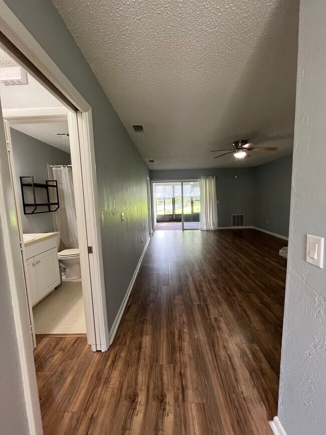 Building Photo - Kings Colony 2 / 2 bath with Florida room!