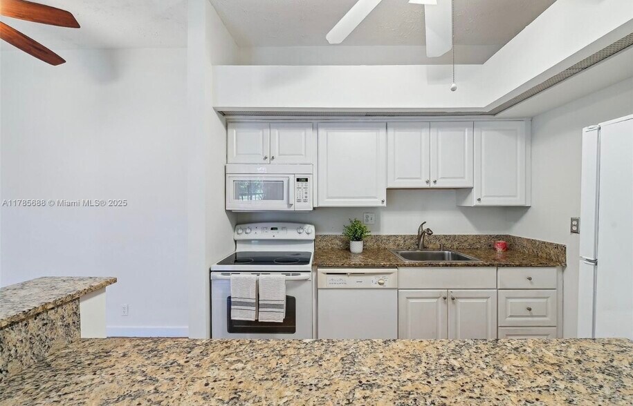 Building Photo - 15492 Lakes of Delray Blvd