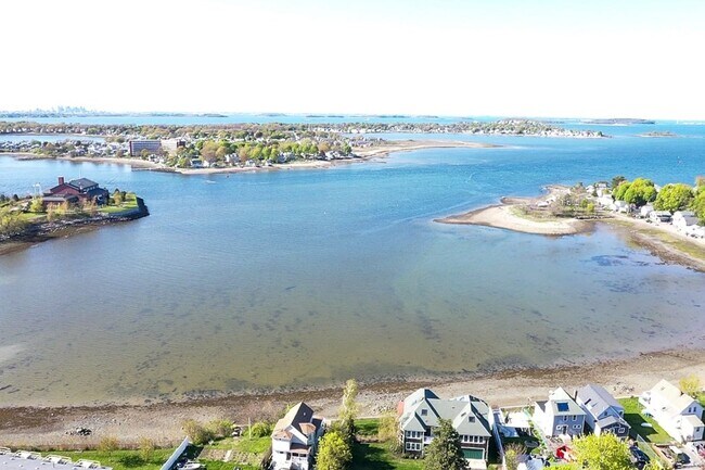 Building Photo - 158 Bridge St