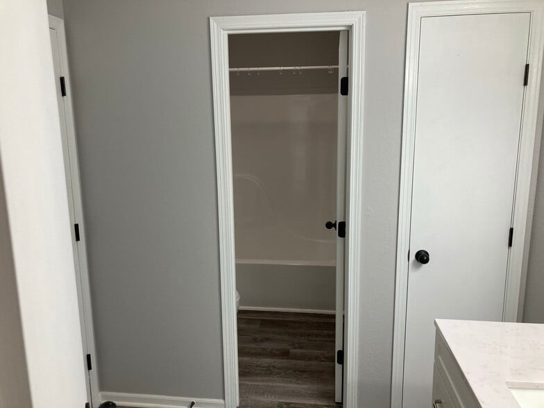 Building Photo - 2107 Highridge Dr