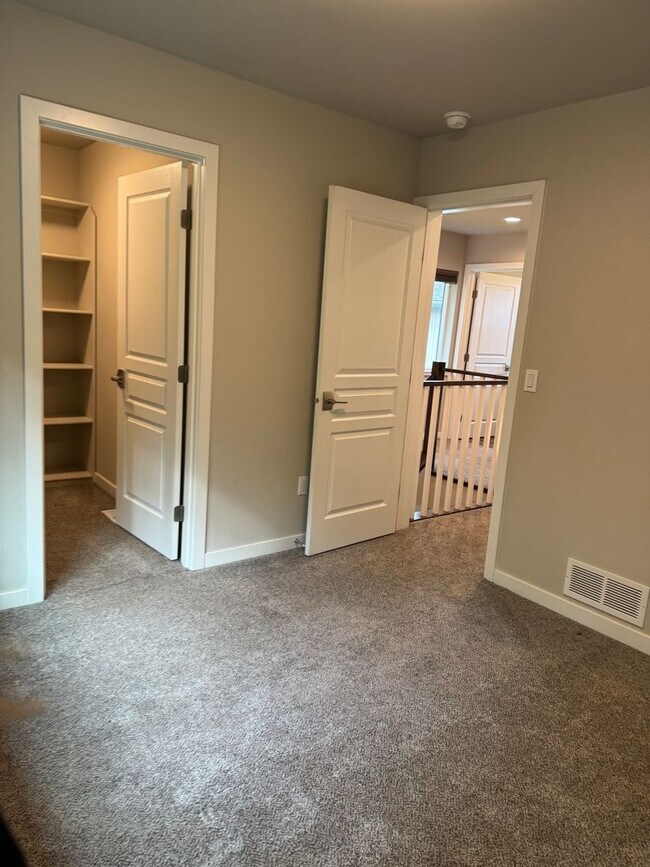 Building Photo - Stunning home in desirable Eagle River neighborhood