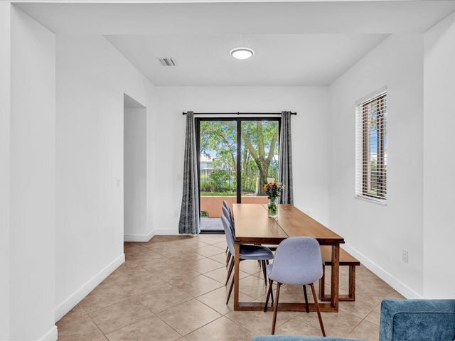 Building Photo - 2414 Venetian Way