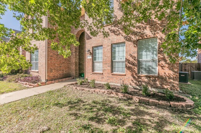 Building Photo - Newly Remolded in Lakewood-walking distance to the lake