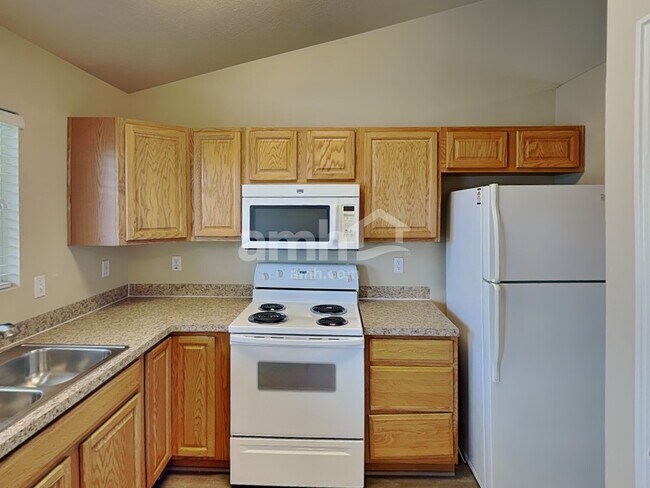 Building Photo - 1169 N Orchard Ave