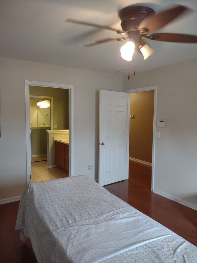 Building Photo - Outstanding FIVE Bedroom Home in Northeast Columbia!