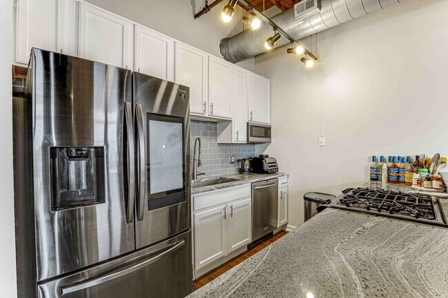 Building Photo - 1250 W Van Buren St
