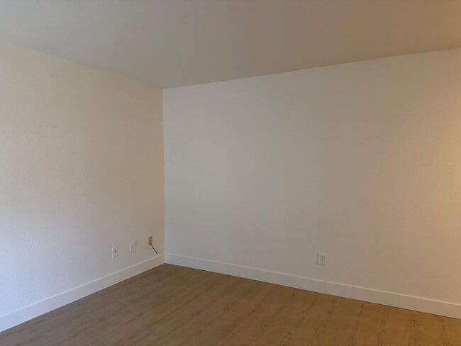Building Photo - 661 5th St