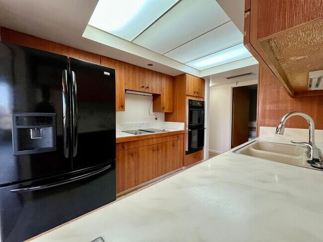 Building Photo - Punchbowl- Continental Plaza: Large 2BR, 2...