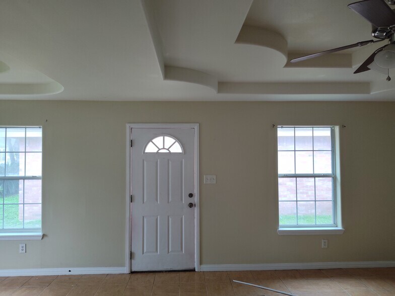 Building Photo - 2117 Aruba Dr