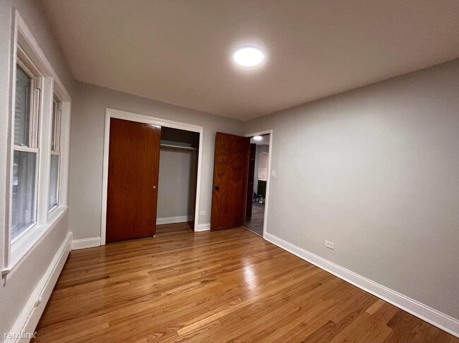 Building Photo - 3 br, 1 bath Triplex - 5955 South Kilbourn...