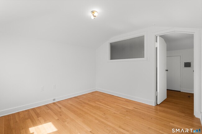 Building Photo - 25 Crescent Bluff Ave