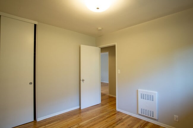 Building Photo - WINTER SPECIAL!! Mid-Century 2bdr with Patio Near OHSU Ready Now!