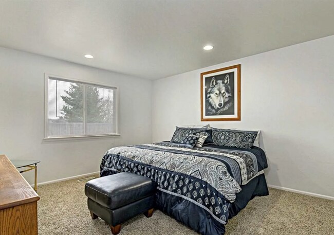 Building Photo - Bristol Heights Beauty: Single-Level 3-Car Garage Home with Private Backyard