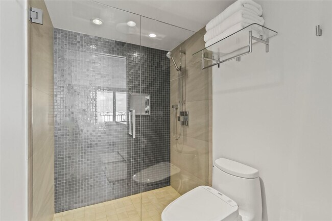 Building Photo - 800 SE 20th Ave