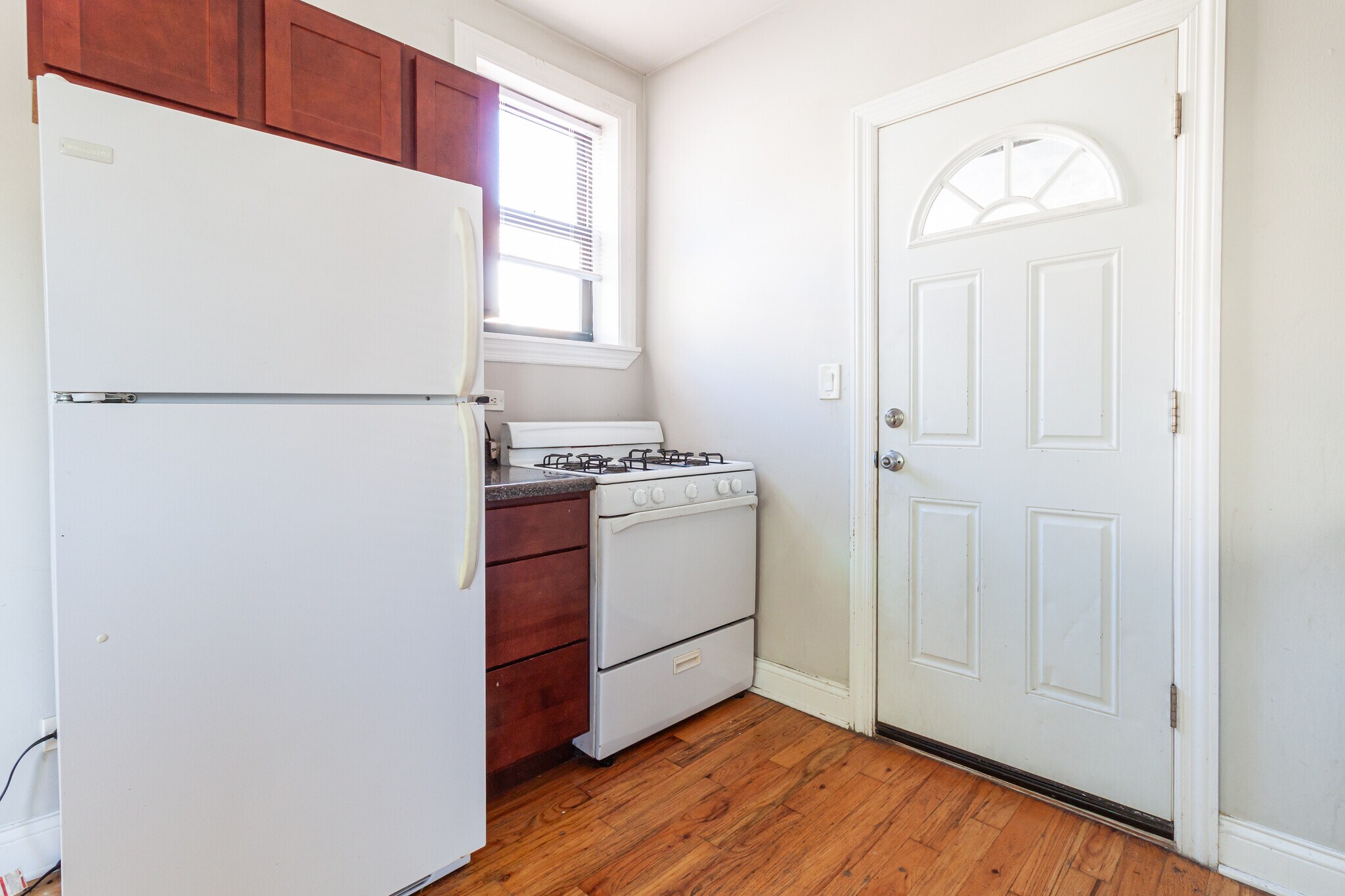 Building Photo - 626 W Cornelia Ave