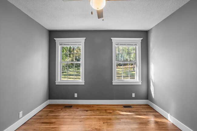 Building Photo - 1 Bedroom 1 Bath Duplex in the Heart of Auburn