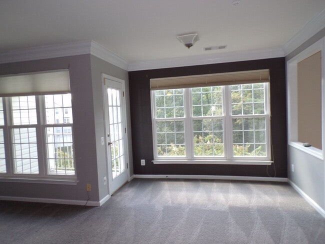 Building Photo - Two Bedroom, Two Level Condo Near Van Dorn...