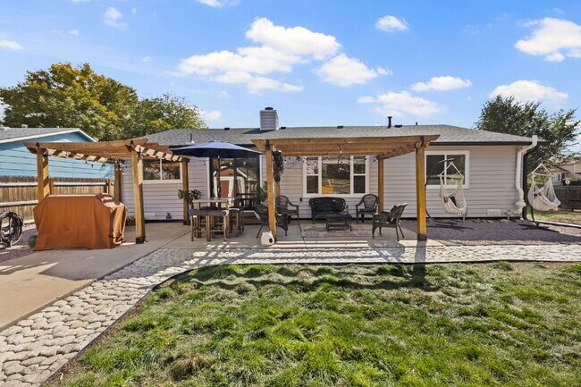 Building Photo - Modern Comfort Meets Charm – Beautifully U...
