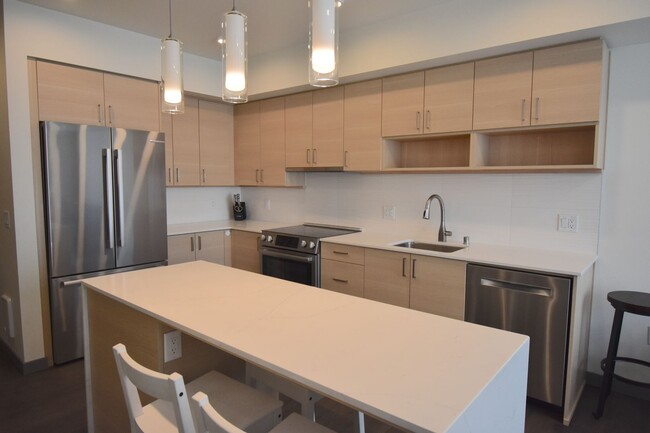 Building Photo - Semi-Furnished One-Bedroom Unit in Kirklan...