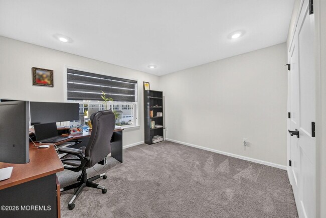 Building Photo - 319 Tulip Ct