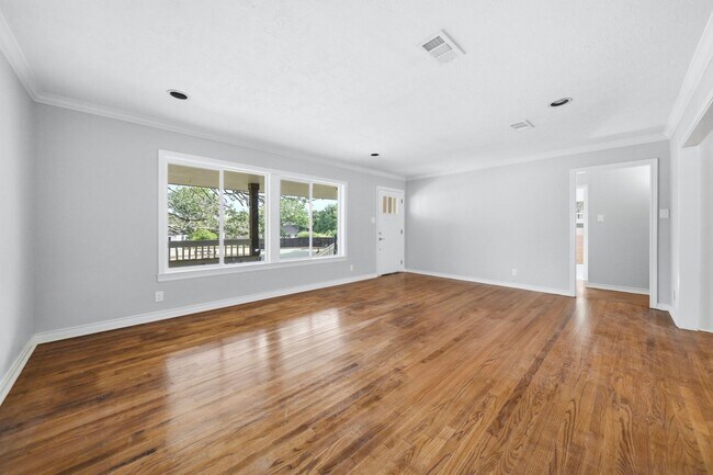 Building Photo - 900 Winding Rd