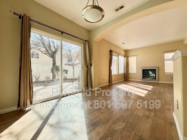 Building Photo - 3141 Alsace Way