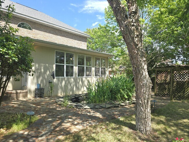 Building Photo - 932-p932 Windmill Pkwy