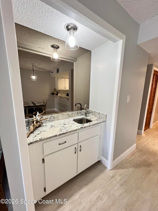 Building Photo - 8494 Ridgewood Ave