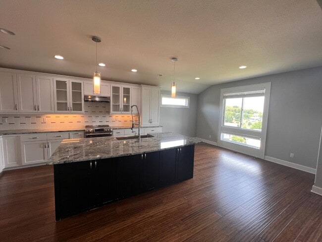 Building Photo - 627 N Daylily Dr