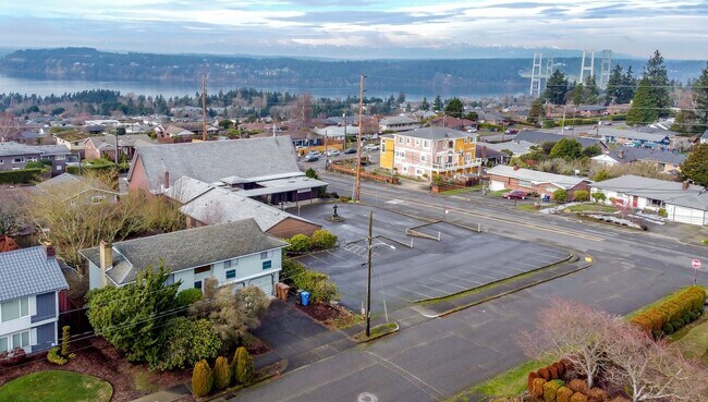 Building Photo - 4 bedroom 2.5 bathroom Home