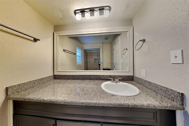 Building Photo - 2043 Shadow Rock Dr
