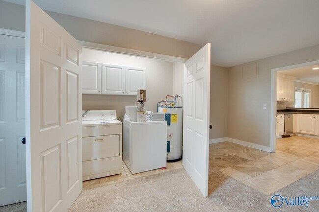 Building Photo - 2107 Edinburgh Dr SW