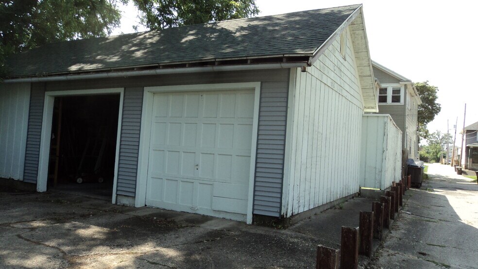 Building Photo - 117 E Suttenfield St