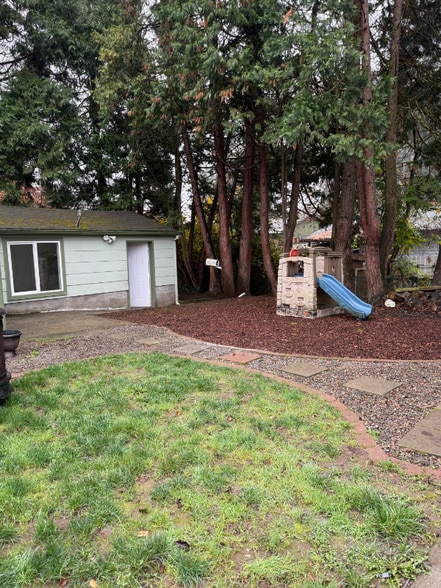 Building Photo - 1166 NE Turner Dr