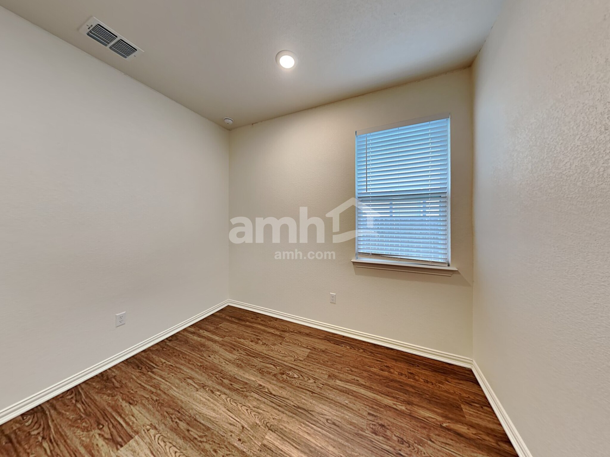 Building Photo - 421 Pebble Bend