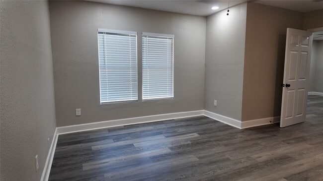 Building Photo - 917 Temple Dr