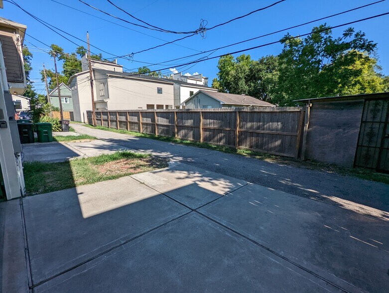 Building Photo - 722 E 29th St