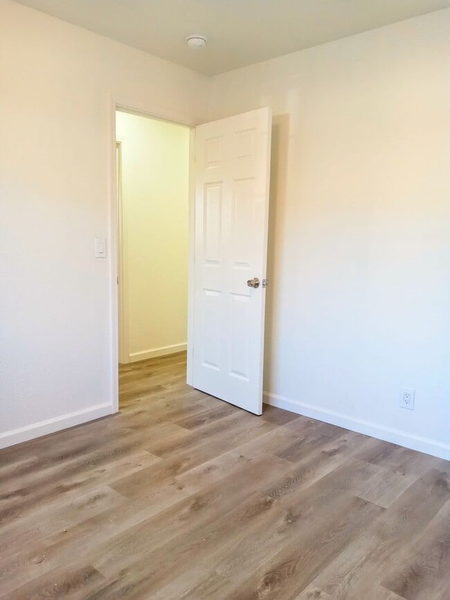 Building Photo - Recently Remodeled 3bd Single Story House Accepting Pets!