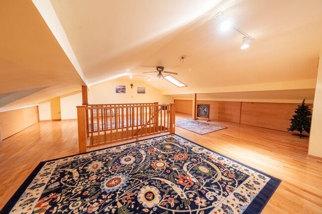Building Photo - 6 Month Lease: 2 BED / 2.5 BATH HOUSE CLOS...