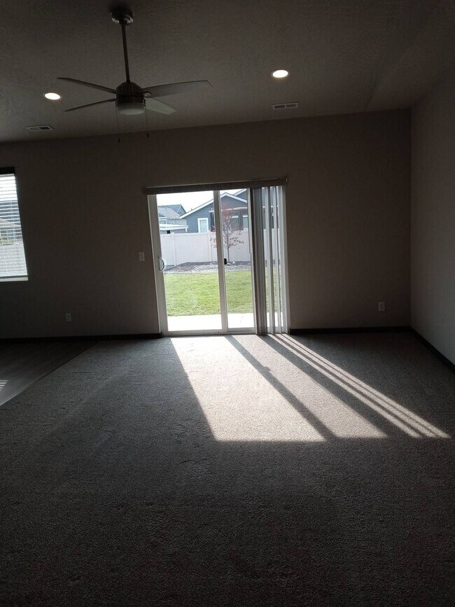 Building Photo - Beautiful 3-bedroom, 2-bath home at Woodbr...