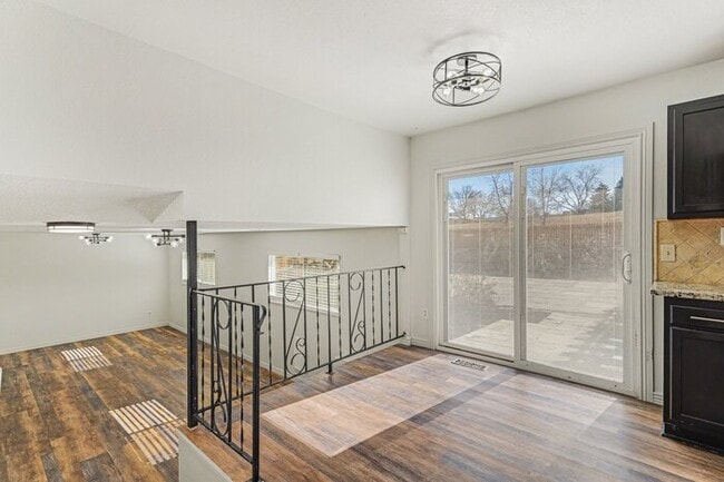 Building Photo - 6538 W Kenyon Ave