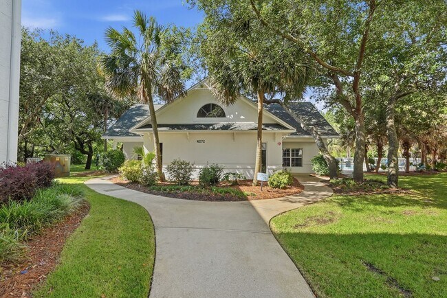Building Photo - Highly Sought After GROUND-FLOOR Unit at Florida Club!  Pool View!!