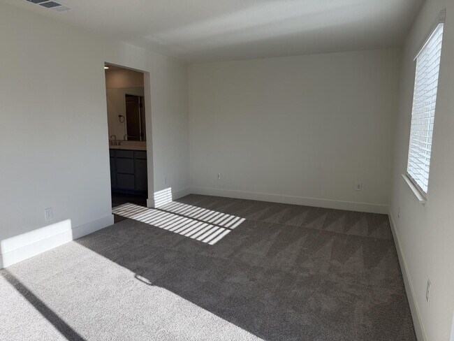Building Photo - Brand New DR Horton Home Close to UNR!