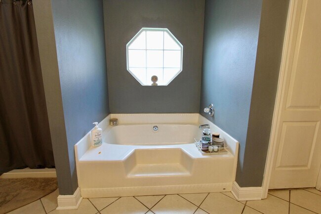 Building Photo - 624 Territory Ln