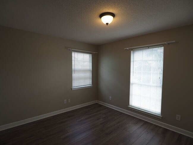 Building Photo - Gorgeous water views just blocks from the ...