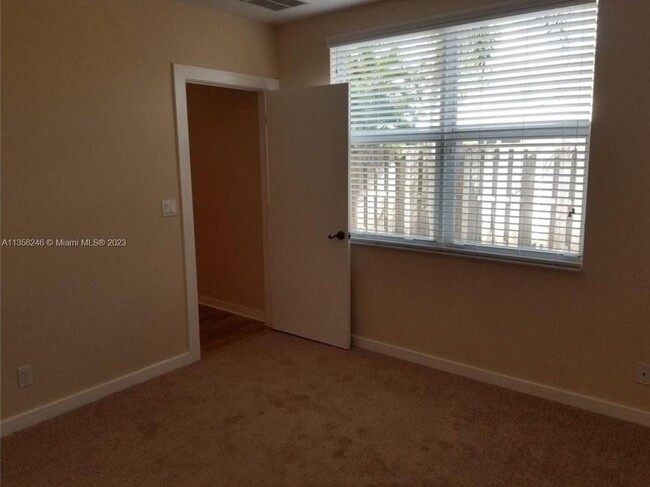 Building Photo - LARGE 3-bed, 3-bath townhome with 2-car ga...