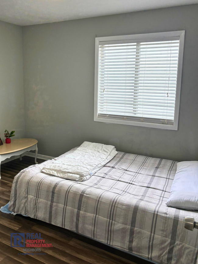 Building Photo - Three Bed, Two Bath Furnished Home Availab...